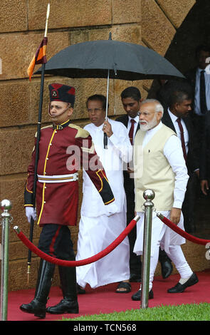 Colombo, Sri Lanka. 9. Juni, 2019. Indische Ministerpräsident Narendra Modi und Präsidentin von Sri Lanka Maithripala Sirisena ankommt Begrüßungszeremonie im Präsidentenpalast Sekretariat in Colombo am 09 Juni, 2019. Credit: Pradeep Dambarage/ZUMA Draht/Alamy leben Nachrichten Stockfoto