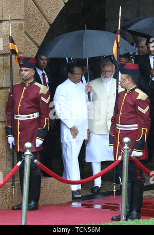 Colombo, Sri Lanka. 9. Juni, 2019. Indische Ministerpräsident Narendra Modi und Präsidentin von Sri Lanka Maithripala Sirisena ankommt Begrüßungszeremonie im Präsidentenpalast Sekretariat in Colombo am 09 Juni, 2019. Credit: Pradeep Dambarage/ZUMA Draht/Alamy leben Nachrichten Stockfoto