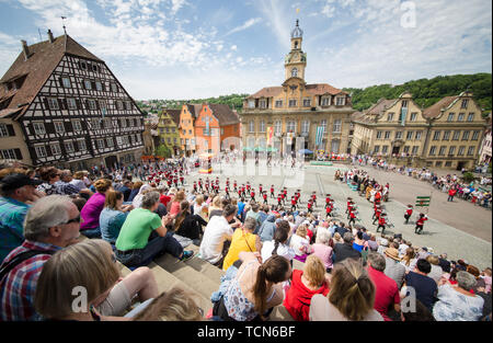 Baden-württemberg, Deutschland. 09. Juni 2019. 09 Juni 2019, Baden-Wuerttemberg, Schwäbisch Hall: Zahlreiche Besucher sehen den Kuchen und Brunnen Festival auf dem Marktplatz. Das Festival mit mehr als 500 Akteuren und Helfern bietet eine Mischung aus mittelalterlichen Sitten und Musik. Foto: Christoph Schmidt/dpa Quelle: dpa Picture alliance/Alamy leben Nachrichten Stockfoto