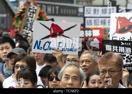 Hong Kong, Hong Kong SAR, China. 9. Juni, 2019. Protest Zeichen in der Menge. Hong Kong sieht eine der größten Proteste überhaupt als Menschen kommen in Kraft die geplante Auslieferung Rechnung zu protestieren. Die Rechnung würde her die Beseitigung von Menschen in China Studie zu ermöglichen. Die Menschen fühlen sich eindeutig gegen die Ein Land zwei Systeme Regierung, die an der richtigen Stelle gesetzt wurde nach der Übergabe an das Mutterland. Credit: Jayne Russell/ZUMA Draht/Alamy leben Nachrichten Stockfoto