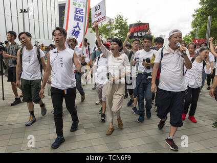 Hong Kong, Hong Kong SAR, China. 9. Juni, 2019. Legislativrat Mitglied und pro Bürgerrechtler Claudia MO (c) Wanderungen rund um die Ämter in der Admiralität mit aktivistischen Lee Cheuk-Yan (R). Hong Kong sieht eine der größten Proteste überhaupt als Menschen kommen in Kraft die geplante Auslieferung Rechnung zu protestieren. Die Rechnung würde her die Beseitigung von Menschen in China Studie zu ermöglichen. Die Menschen fühlen sich eindeutig gegen die Ein Land zwei Systeme Regierung, die an der richtigen Stelle gesetzt wurde nach der Übergabe an das Mutterland. Credit: Jayne Russell/ZUMA Draht/Alamy leben Nachrichten Stockfoto