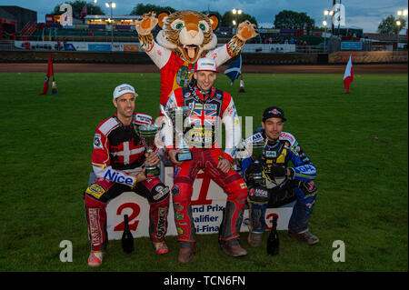 Glasgow, Schottland, Großbritannien. 08 Juni, 2019. Top 3: Niels-Kristian Iversen (2.), Craig Cook (1.), Pontus Aspgren (3.) mit Glasgow Maskottchen Roary (hinten) während der FIM Speedway Grand Prix WM - Qualifikation Runde 1 an der Peugeot Parramatta Stadion, Glasgow am Samstag, den 8. Juni 2019. (Credit: Ian Charles | MI Nachrichten) Credit: MI Nachrichten & Sport/Alamy leben Nachrichten Stockfoto