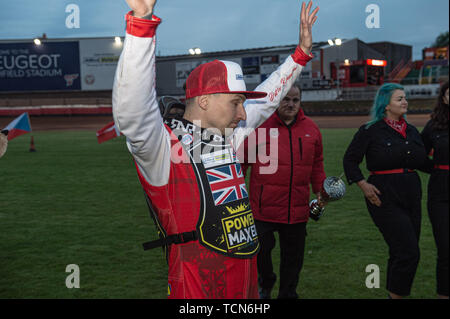 Glasgow, Schottland, Großbritannien. 08 Juni, 2019. Craig Cook feiert während der FIM Speedway Grand Prix WM - Qualifikation Runde 1 an der Peugeot Parramatta Stadion, Glasgow am Samstag, den 8. Juni 2019. (Credit: Ian Charles | MI Nachrichten) Credit: MI Nachrichten & Sport/Alamy leben Nachrichten Stockfoto