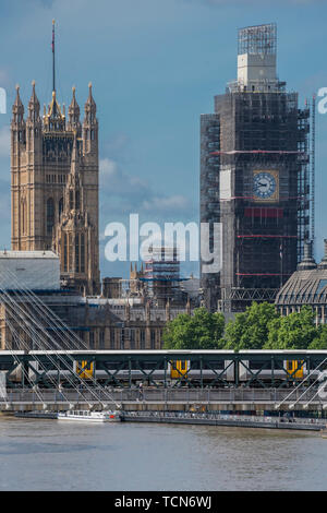 London, Großbritannien. 09 Juni, 2019. Die Gesichter der Big Ben, das Elizabeth Tower, beginnen zu erscheinen als schmerzlich langsam Renovierungsarbeiten im Palast von Westminster fort. Credit: Guy Bell/Alamy leben Nachrichten Stockfoto