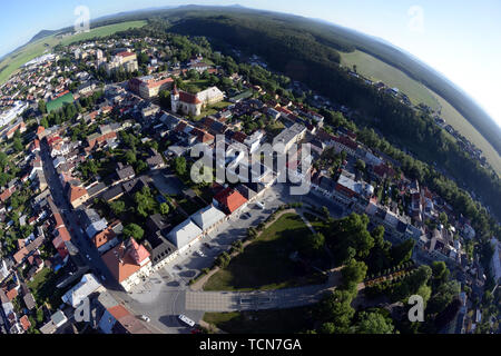 Bela Pod Bezdezem, Tschechische Republik. 9. Juni, 2019. Die 17 tschechischen Heißluftballons Fiesta'' Belske hemzeni'' findet in Bela pod Bezdezem (60 Kilometer nördlich von Prag) in der Tschechischen Republik. Blick auf Bela pod Bezdezem. Credit: Slavek Ruta/ZUMA Draht/Alamy leben Nachrichten Stockfoto