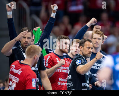 Düsseldorf, Deutschland. 05 Juni, 2019. Handball: Bundesliga, Bergischer HC - SG Flensburg-Handewitt, 34. Spieltag an der ISS Dome, Düsseldorf. Flensburg Trainer Maik Machulla (2. von rechts) cheers ein Ziel von seiner Mannschaft. Credit: Guido Kirchner/dpa/Alamy leben Nachrichten Stockfoto