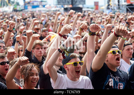 Nürburg, Deutschland. 09. Juni 2019. 09 Juni 2019, Rheinland-Pfalz, Nürburg: Rock Fans stehen vor der Hauptbühne der Open-Air-Festival "Rock am Ring" an der Entwicklung der US-amerikanischen Band Atréju. An drei Tagen über 75 Bands auf drei Bühnen Vor mehr als 80 000 Zuschauer durchführen. Foto: Thomas Frey/dpa Quelle: dpa Picture alliance/Alamy leben Nachrichten Stockfoto