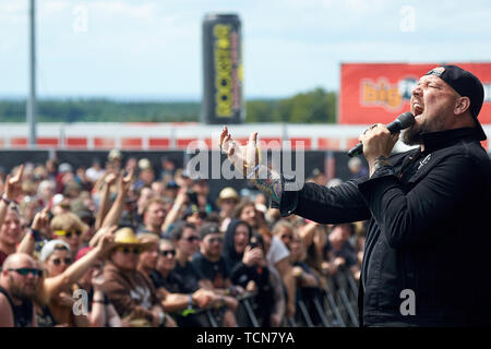 Nürburg, Deutschland. 09. Juni 2019. 09 Juni 2019, Rheinland-Pfalz, Nürburg: Alex Varkatzas, Frontmann der US-amerikanischen Band Atréju, führt auf der Hauptbühne der Open-Air-Festival "Rock am Ring". An drei Tagen über 75 Bands auf drei Bühnen Vor mehr als 80 000 Zuschauer durchführen. Foto: Thomas Frey/dpa Quelle: dpa Picture alliance/Alamy leben Nachrichten Stockfoto