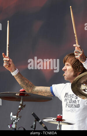 Nürburg, Deutschland. 09. Juni 2019. 09 Juni 2019, Rheinland-Pfalz, Nürburg: Shannon Larkin, Schlagzeuger der US-amerikanischen Hard Rock Band Godsmack, erscheint auf der Hauptbühne der Open-Air-Festival "Rock am Ring". An drei Tagen über 75 Bands auf drei Bühnen vor mehr als 80000 Zuschauern. Foto: Thomas Frey/dpa Quelle: dpa Picture alliance/Alamy leben Nachrichten Stockfoto