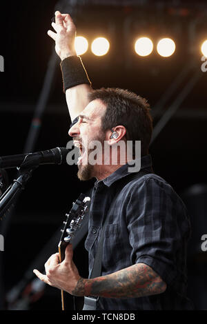 Nürburg, Deutschland. 09. Juni 2019. 09 Juni 2019, Rheinland-Pfalz, Nürburg: Sully Erna, Frontmann der US-amerikanischen Hard Rock Band Godsmack, erscheint auf der Hauptbühne der Open-Air-Festival "Rock am Ring". An drei Tagen über 75 Bands auf drei Bühnen vor mehr als 80000 Zuschauern. Foto: Thomas Frey/dpa Quelle: dpa Picture alliance/Alamy leben Nachrichten Stockfoto