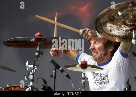 Nürburg, Deutschland. 09. Juni 2019. 09 Juni 2019, Rheinland-Pfalz, Nürburg: Shannon Larkin, Schlagzeuger der US-amerikanischen Hard Rock Band Godsmack, erscheint auf der Hauptbühne der Open-Air-Festival "Rock am Ring". An drei Tagen über 75 Bands auf drei Bühnen vor mehr als 80000 Zuschauern. Foto: Thomas Frey/dpa Quelle: dpa Picture alliance/Alamy leben Nachrichten Stockfoto