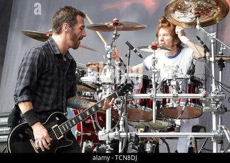 Nürburg, Deutschland. 09. Juni 2019. 09 Juni 2019, Rheinland-Pfalz, Nürburg: Frontmann Sully Erna und Schlagzeuger Shannon Larkin durchführen mit der US hard rock Band Godsmack auf der Hauptbühne des Open Air Festival "Rock am Ring". An drei Tagen über 75 Bands auf drei Bühnen vor mehr als 80000 Zuschauern. Foto: Thomas Frey/dpa Quelle: dpa Picture alliance/Alamy leben Nachrichten Stockfoto