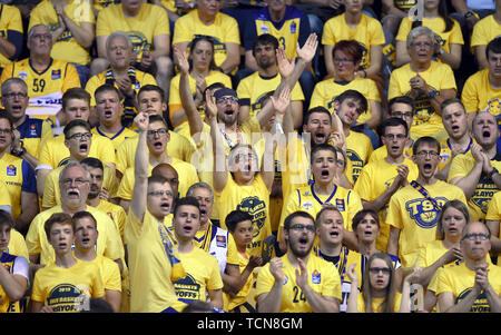 Oldenburg, Deutschland. 09 Juni, 2019. Basketball Bundesliga: die EWE Baskets Oldenburg - ALBA Berlin, Meisterschaft, Halbfinale, 3. Spieltag. Der Oldenburger Fans jubeln Ihr Team auf. Quelle: Carmen Jaspersen/dpa/Alamy leben Nachrichten Stockfoto