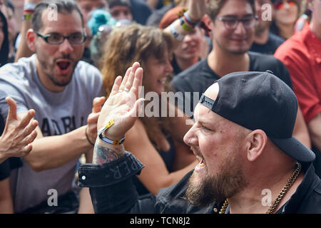 Nürburg, Deutschland. 09. Juni 2019. 09 Juni 2019, Rheinland-Pfalz, Nürburg: Alex Varkatzas, Frontmann der US-amerikanischen Band Atréju, führt auf der Hauptbühne der Open-Air-Festival "Rock am Ring". An drei Tagen über 75 Bands auf drei Bühnen Vor mehr als 80 000 Zuschauer durchführen. Foto: Thomas Frey/dpa Quelle: dpa Picture alliance/Alamy leben Nachrichten Stockfoto