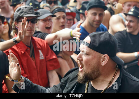 Nürburg, Deutschland. 09. Juni 2019. 09 Juni 2019, Rheinland-Pfalz, Nürburg: Alex Varkatzas, Frontmann der US-amerikanischen Band Atréju, führt auf der Hauptbühne der Open-Air-Festival "Rock am Ring". An drei Tagen über 75 Bands auf drei Bühnen Vor mehr als 80 000 Zuschauer durchführen. Foto: Thomas Frey/dpa Quelle: dpa Picture alliance/Alamy leben Nachrichten Stockfoto