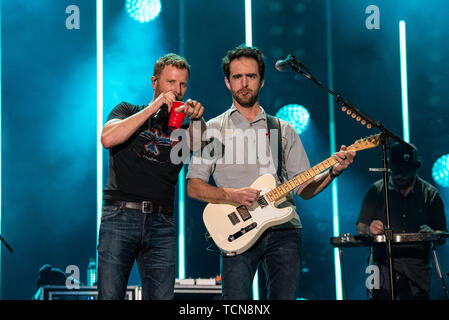 Nashville, Tennessee, USA. 08 Juni, 2019. NASHVILLE, TENNESSEE - Juni 08: Dierks Bentley führt auf der Bühne bei Tag 3 der 2019 CMA Music Festival am 8. Juni 2019 in Nashville, Tennessee. Foto: Andrew Wendowski für imageSPACE/MediaPunch Credit: MediaPunch Inc/Alamy leben Nachrichten Stockfoto