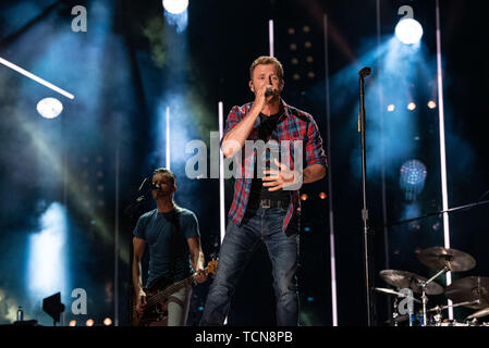 Nashville, Tennessee, USA. 08 Juni, 2019. NASHVILLE, TENNESSEE - Juni 08: Dierks Bentley führt auf der Bühne bei Tag 3 der 2019 CMA Music Festival am 8. Juni 2019 in Nashville, Tennessee. Foto: Andrew Wendowski für imageSPACE/MediaPunch Credit: MediaPunch Inc/Alamy leben Nachrichten Stockfoto