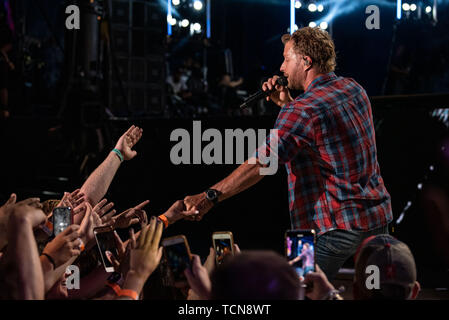 Nashville, Tennessee, USA. 08 Juni, 2019. NASHVILLE, TENNESSEE - Juni 08: Dierks Bentley führt auf der Bühne bei Tag 3 der 2019 CMA Music Festival am 8. Juni 2019 in Nashville, Tennessee. Foto: Andrew Wendowski für imageSPACE/MediaPunch Credit: MediaPunch Inc/Alamy leben Nachrichten Stockfoto