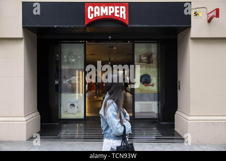 Barcelona, Spanien. 29 Mai, 2019. Ein Zweig der Spanischen multinationalen Fertigung und Schuhe Einzelhandel Marke Camper store in Barcelona gesehen. Credit: Miguel Candela/SOPA Images/ZUMA Draht/Alamy leben Nachrichten Stockfoto