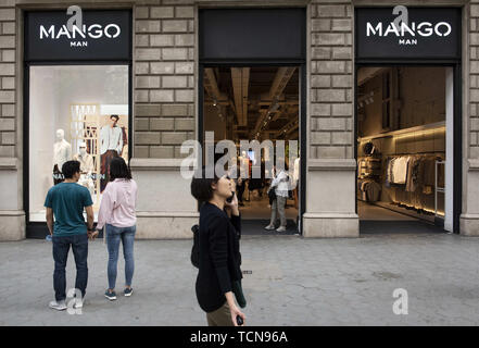 Barcelona, Spanien. 29 Mai, 2019. Fußgänger vorbei an eine Spanische multinationale Kleidung Marke Mango store in Barcelona. Credit: Miguel Candela/SOPA Images/ZUMA Draht/Alamy leben Nachrichten Stockfoto