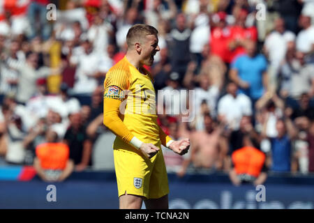 Guimaraes, Portugal. 9. Juni, 2019. Jordan Pickford von England feiert den Sieg nach der UEFA Nationen Liga Platz 3 Fußball-Spiel zwischen der Schweiz und England, im Dom Afonso Henriques Stadium in Guimaraes, Portugal, am 9. Juni 2019. Credit: Pedro Fiuza/ZUMA Draht/Alamy leben Nachrichten Stockfoto