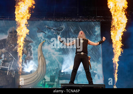 Nürburg, Deutschland. 09 Juni 2019, Rheinland-Pfalz, Nürburg: Sänger Johan Hegg führt auf der Hauptbühne der Open-Air-Festival "Rock am Ring" mit dem schwedischen Metal Band Amon Amarth. An drei Tagen über 75 Bands auf drei Bühnen vor mehr als 80000 Zuschauern. Foto: Thomas Frey/dpa Quelle: dpa Picture alliance/Alamy leben Nachrichten Stockfoto