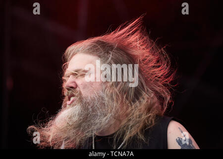 Nürburg, Deutschland. 09 Juni 2019, Rheinland-Pfalz, Nürburg: Sänger Johan Hegg führt auf der Hauptbühne der Open-Air-Festival "Rock am Ring" mit dem schwedischen Metal Band Amon Amarth. An drei Tagen über 75 Bands auf drei Bühnen vor mehr als 80000 Zuschauern. Foto: Thomas Frey/dpa Quelle: dpa Picture alliance/Alamy leben Nachrichten Stockfoto