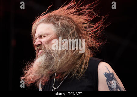 Nürburg, Deutschland. 09 Juni 2019, Rheinland-Pfalz, Nürburg: Sänger Johan Hegg führt auf der Hauptbühne der Open-Air-Festival "Rock am Ring" mit dem schwedischen Metal Band Amon Amarth. An drei Tagen über 75 Bands auf drei Bühnen vor mehr als 80000 Zuschauern. Foto: Thomas Frey/dpa Quelle: dpa Picture alliance/Alamy leben Nachrichten Stockfoto
