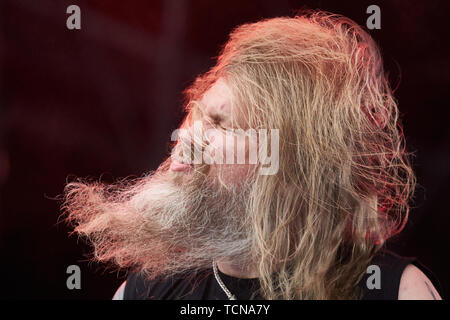 Nürburg, Deutschland. 09 Juni 2019, Rheinland-Pfalz, Nürburg: Sänger Johan Hegg führt auf der Hauptbühne der Open-Air-Festival "Rock am Ring" mit dem schwedischen Metal Band Amon Amarth. An drei Tagen über 75 Bands auf drei Bühnen vor mehr als 80000 Zuschauern. Foto: Thomas Frey/dpa Quelle: dpa Picture alliance/Alamy leben Nachrichten Stockfoto