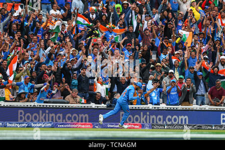 Der Kia Oval, London, UK. 9. Juni, 2019. ICC Cricket World Cup, Neuseeland und Australien; Virat Kohli von Indien feiert mit dem indischen Fans, als er den Fang nimmt Nathan Coulter-Nile von Australien für 4 läuft, zu entlassen, damit es 283-7 aus 44 overs Credit: Aktion plus Sport/Alamy leben Nachrichten Stockfoto