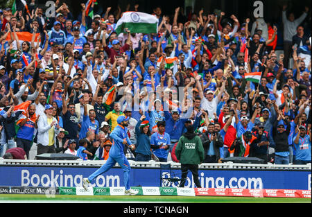 Der Kia Oval, London, UK. 9. Juni, 2019. ICC Cricket World Cup, Neuseeland und Australien; Virat Kohli von Indien feiert mit dem indischen Fans, als er den Fang nimmt Nathan Coulter-Nile von Australien für 4 läuft, zu entlassen, damit es 283-7 aus 44 overs Credit: Aktion plus Sport/Alamy leben Nachrichten Stockfoto