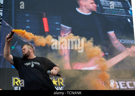 Nürburg, Deutschland. 09. Juni 2019: Frontmann Jan bin onchi' Gorkow Pyrotechnik mit seiner Band 'Feine Sahne Fischfillet" zündet auf der Hauptbühne der Open-Air-Festival "Rock am Ring". An drei Tagen mehr als 70 Bands auf drei Bühnen auf dem Festival durchführen. Foto: Thomas Frey/dpa/Alamy leben Nachrichten Stockfoto