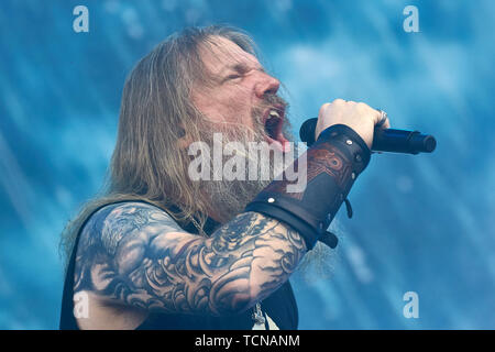 Nürburg, Deutschland. 09 Juni 2019, Rheinland-Pfalz, Nürburg: Sänger Johan Hegg führt auf der Hauptbühne der Open-Air-Festival "Rock am Ring" mit dem schwedischen Metal Band Amon Amarth. An drei Tagen über 75 Bands auf drei Bühnen vor mehr als 80000 Zuschauern. Foto: Thomas Frey/dpa Quelle: dpa Picture alliance/Alamy leben Nachrichten Stockfoto