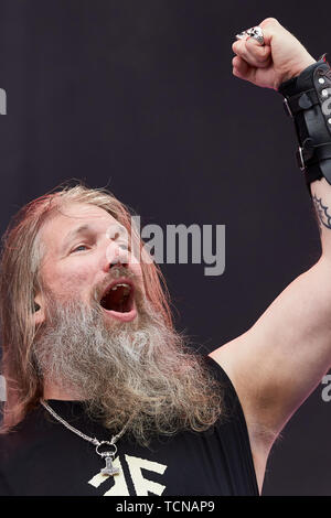 Nürburg, Deutschland. 09 Juni 2019, Rheinland-Pfalz, Nürburg: Sänger Johan Hegg führt auf der Hauptbühne der Open-Air-Festival "Rock am Ring" mit dem schwedischen Metal Band Amon Amarth. An drei Tagen über 75 Bands auf drei Bühnen vor mehr als 80000 Zuschauern. Foto: Thomas Frey/dpa Quelle: dpa Picture alliance/Alamy leben Nachrichten Stockfoto