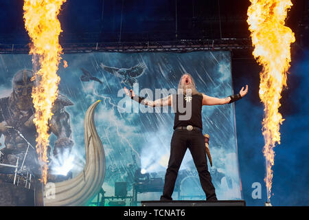 Nürburg, Deutschland. 09 Juni 2019, Rheinland-Pfalz, Nürburg: Sänger Johan Hegg führt auf der Hauptbühne der Open-Air-Festival "Rock am Ring" mit dem schwedischen Metal Band Amon Amarth. An drei Tagen über 75 Bands auf drei Bühnen vor mehr als 80000 Zuschauern. Foto: Thomas Frey/dpa Quelle: dpa Picture alliance/Alamy leben Nachrichten Stockfoto
