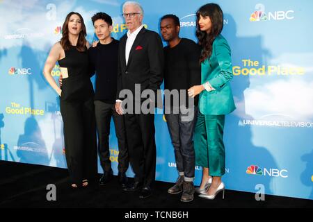Los Angeles, CA, USA. 7. Juni 2019. D'Arcy Carden, Manny Jacinto, Ted Danson, William Jackson Harper, Jameela Jamil in der Ankunftshalle für NBC DER GUTE ORT FYC Ereignis, Wolf Theater am Saban Media Center, Los Angeles, CA 7. Juni 2019. Credit: Priscilla Grant/Everett Collection/Alamy leben Nachrichten Stockfoto