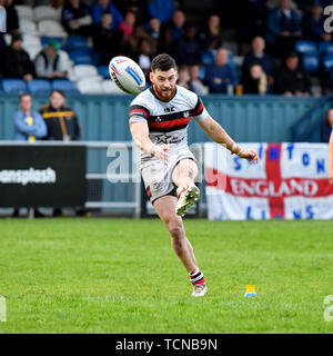 9. Juni 2019, Heywood Road Stadium, Verkauf, Greater Manchester, England; Betfred Rugby Meisterschaft, Swinton versus Toronto Wolfpack; Blake Wallace von Toronto Wolfpack erfolgreich konvertiert eine versuchen, den Score 6 - 22 in der 60. Minute zu machen Stockfoto