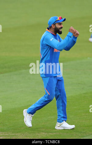 London, Großbritannien. 09 Juni, 2019. Kapitän Virat Kohli von Indien feiert Indien gewinnen das Spiel während der ICC Cricket World Cup Match zwischen Indien und Australien, Am Kia Oval, London. Credit: Cal Sport Media/Alamy leben Nachrichten Stockfoto