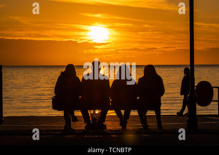 Aberystwyth, Großbritannien. 09. Juni 2019 Deutschland Wetter: Die untergehende Sonne dramatisch leuchtet den Abendhimmel in Aberystwyth, West Wales, am Ende der gemischten Tag der Sonne und heftigen Regenschauern. Nasses Wetter ist weit über die Süd- und die Großbritannien in den nächsten 24 Stunden Prognose mit verstreuten Schwere oder thundery Duschen mit länger andauernder Regen vermischt. Credit: Keith Morris/Alamy leben Nachrichten Stockfoto