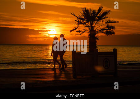 Aberystwyth, Großbritannien. 09. Juni 2019 Deutschland Wetter: Die untergehende Sonne dramatisch leuchtet den Abendhimmel in Aberystwyth, West Wales, am Ende der gemischten Tag der Sonne und heftigen Regenschauern. Nasses Wetter ist weit über die Süd- und die Großbritannien in den nächsten 24 Stunden Prognose mit verstreuten Schwere oder thundery Duschen mit länger andauernder Regen vermischt. Credit: Keith Morris/Alamy leben Nachrichten Stockfoto