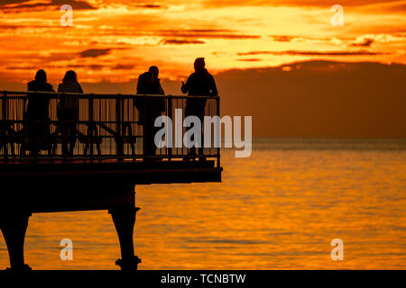 Aberystwyth, Großbritannien. 09. Juni 2019 Deutschland Wetter: Die untergehende Sonne dramatisch leuchtet den Abendhimmel in Aberystwyth, West Wales, am Ende der gemischten Tag der Sonne und heftigen Regenschauern. Nasses Wetter ist weit über die Süd- und die Großbritannien in den nächsten 24 Stunden Prognose mit verstreuten Schwere oder thundery Duschen mit länger andauernder Regen vermischt. Credit: Keith Morris/Alamy leben Nachrichten Stockfoto