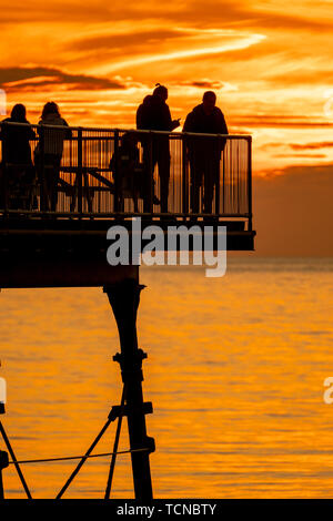 Aberystwyth, Großbritannien. 09. Juni 2019 Deutschland Wetter: Die untergehende Sonne dramatisch leuchtet den Abendhimmel in Aberystwyth, West Wales, am Ende der gemischten Tag der Sonne und heftigen Regenschauern. Nasses Wetter ist weit über die Süd- und die Großbritannien in den nächsten 24 Stunden Prognose mit verstreuten Schwere oder thundery Duschen mit länger andauernder Regen vermischt. Credit: Keith Morris/Alamy leben Nachrichten Stockfoto