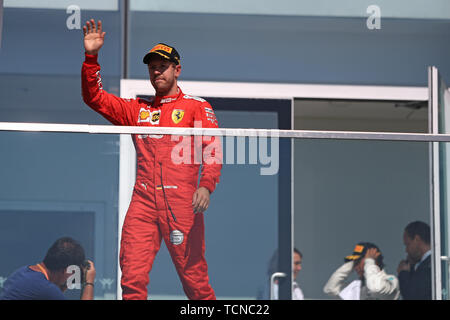 Quebec, Kanada. 09 Juni, 2019. 9. Juni 2019, Circuit Gilles Villeneuve, Montréal, Quebec, Kanada; Formel 1 Grand Prix von Kanada, Race Day; Scuderia Ferrari, Sebastian Vettel widerwillig kommt auf dem Podium für seinen 2. gesetzten Ende Quelle: Aktion Plus Sport Bilder/Alamy leben Nachrichten Stockfoto