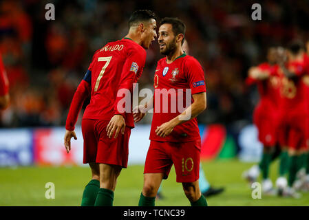 Porto, Portugal. 09 Juni, 2019. Cristiano Ronaldo von Portugal feiert mit Bernardo Silva Portugals bei Vollzeit der UEFA Nationen Liga Finale zwischen Portugal und den Niederlanden im Estadio do Dragao am 09. Juni 2019 in Porto, Portugal. (Foto von Daniel Chesterton/phcimages.com) Credit: PHC Images/Alamy leben Nachrichten Stockfoto