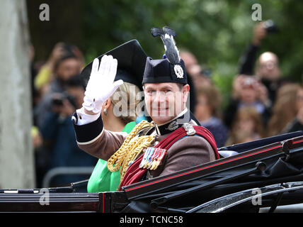 Prince Edward (Earl of Wessex), dargestellt an der Trooping der Farbe 2019. Die Farbe markiert den Queens offizieller Geburtstag und 1.400 Soldaten, 200 Pferde und 400 Musiker Parade für Königin Elizabeth II., und die Veranstaltung endet mit einem RAF Flypast wie die königliche Familie schauen Sie vom Balkon am Buckingham Palace. Dieses Jahr die Farbe, die von den 1st Bataillon Grenadier Guards die Farbe TRABTEN, London, 8. Juni 2019 Stockfoto