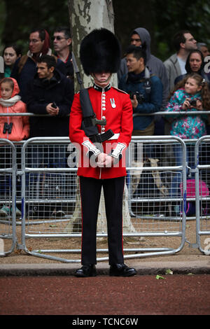 Ein Waliser Guard an der Mall am Trooping der Farbe 2019. Die Farbe markiert den Queens offizieller Geburtstag und 1.400 Soldaten, 200 Pferde und 400 Musiker Parade für Königin Elizabeth II., und die Veranstaltung endet mit einem RAF Flypast wie die königliche Familie schauen Sie vom Balkon am Buckingham Palace. Dieses Jahr die Farbe, die von den 1st Bataillon Grenadier Guards die Farbe TRABTEN, London, 8. Juni 2019 Stockfoto