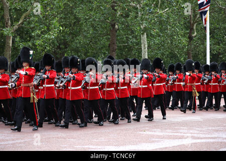 Welsh Guards ihren Weg an Horse Guards Parade für die Trooping der Farbe 2019. Die Farbe markiert den Queens offizieller Geburtstag und 1.400 Soldaten, 200 Pferde und 400 Musiker Parade für Königin Elizabeth II., und die Veranstaltung endet mit einem RAF Flypast wie die königliche Familie schauen Sie vom Balkon am Buckingham Palace. Dieses Jahr die Farbe, die von den 1st Bataillon Grenadier Guards die Farbe TRABTEN, London, 8. Juni 2019 Stockfoto