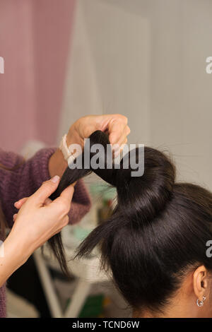 Haarstilist Hände Form hoher Büschel von Haaren. Lernen zu einem Abend Frisur erstellen. Friseursalons Werkstatt. Schönheit der Industrie. Platz für Text Stockfoto