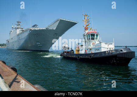 Spanische Marine Multi-purpose Amphibious Assault ship Juan Carlos I (L 61), bereitet bei Naval Base Kiel-Tirpitzhafen, Deutschland in Vorbereitung der Übung BALTOPS) Ostsee (2019, 5. Juni 2019 zu verankern. BALTOPS ist die wichtigste jährlich stattfindende Maritime - Übung in der baltischen Region konzentriert, das 47. Jahr einer der größten Übungen in Nordeuropa Verbesserung der Flexibilität und Interoperabilität zwischen Alliierten und Partner Nationen Kennzeichnung. (U.S. Marine Corps Foto von Cpl. Abrey Liggins) Stockfoto