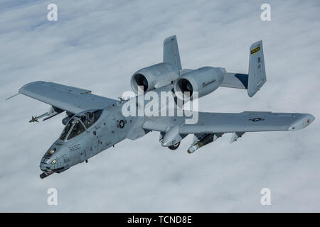 Eine A-10 Thunderbolt II an die 122 Fighter Wing, Indiana Air National Guard zugeordnet trennt sich von einer KC-135 Stratotanker "R" auf die 171St Air Refuelling Flügel, Pennsylvania Air National Guard zugeordnet, die nach Mitte Luftbetankung Juni 5, 2019. (U.S. Air National Guard Foto: Staff Sgt. Bryan Hoover) Stockfoto